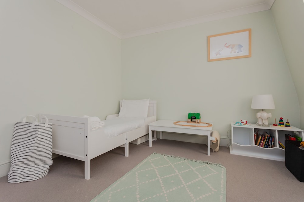 Newly Refurbished 4 Bedroom House in East London