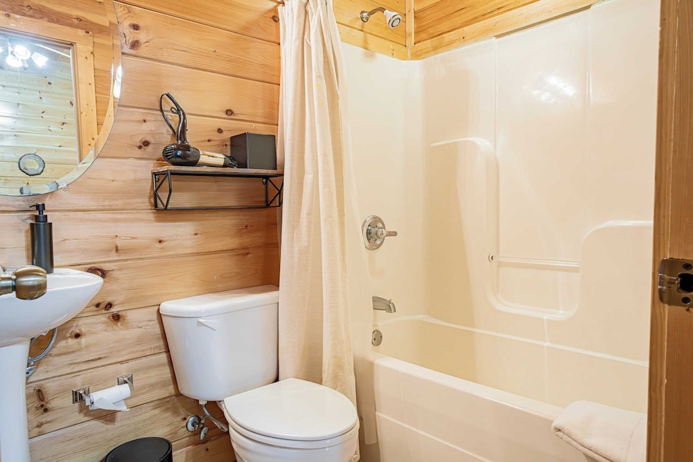 Bear Creek Way by Avantstay Hot Tub, Game Room, Air Hockey, Near Dollywood & Smoky Trails