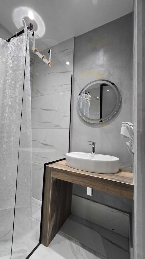Tirent Apartment-Modern 1-Bedroom Stay Near Liqeni i Thatë