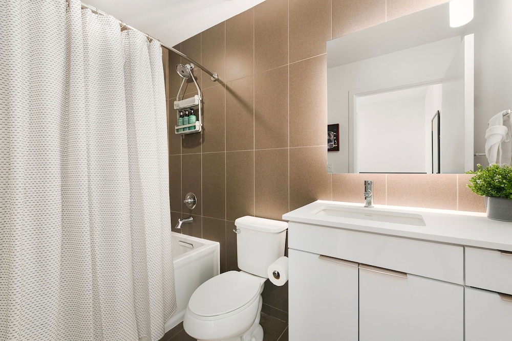 The Overlook - Luxe Old Town Condo w/ King Suite