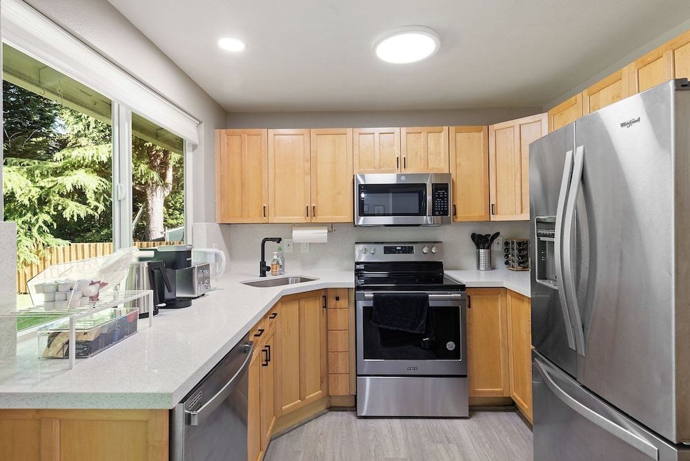 Cheerful Kirkland Home w/AC Big Yard, Walk to Beach