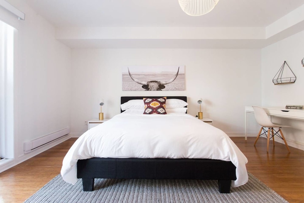 Fresh & Styled 2 Bedroom Apt in Mile End view 4