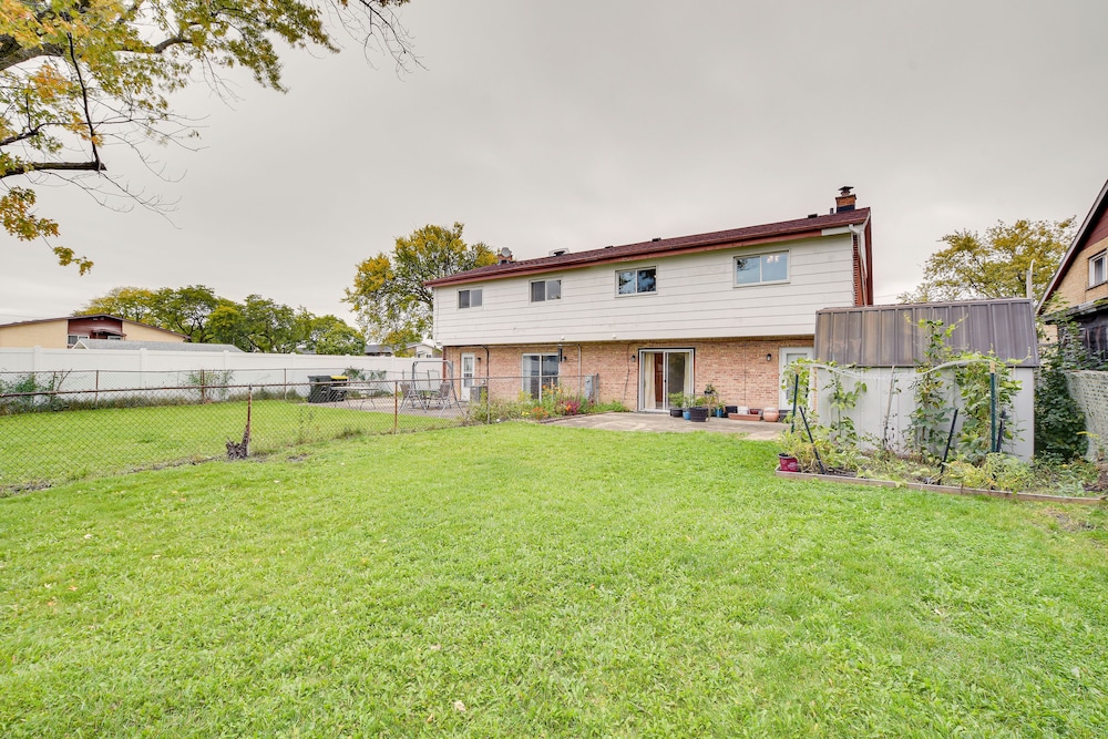 Fenced Backyard: Family Getaway in Des Plaines! view 4