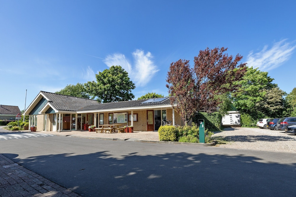 Fireplace Bungalow in Family Park