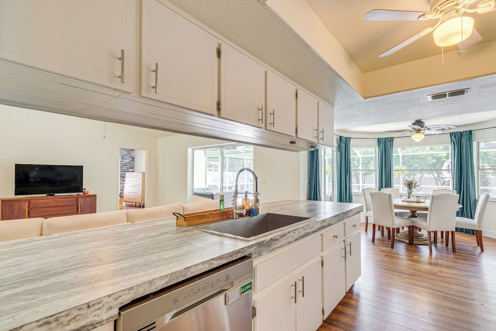 Private Pool & Lanai: Spring Hill Oasis