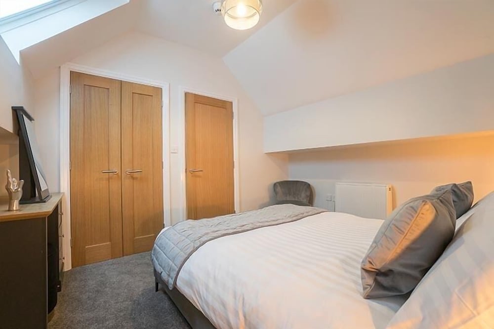 The Queens Arms Apartments view 3