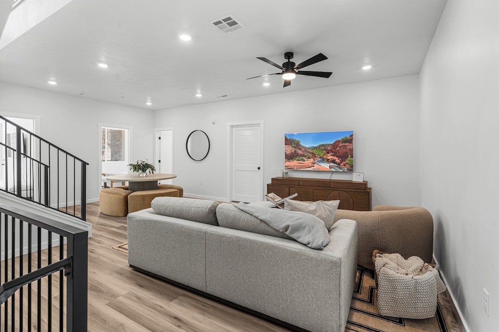 Brand New! Desert Cliff Sleeps 20 Guests!