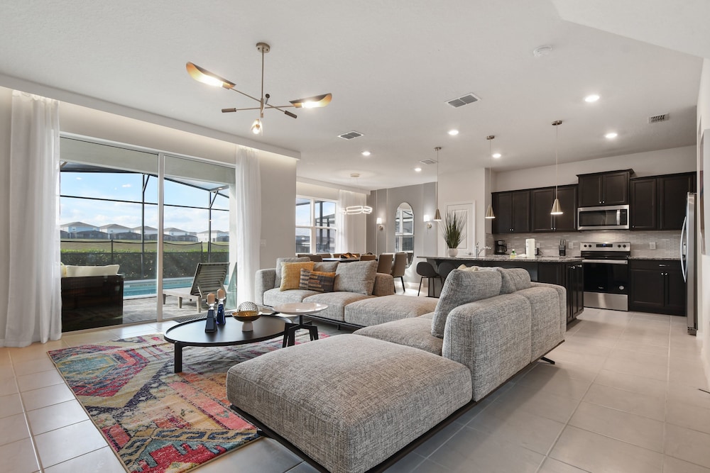 Lux Family Home in Exclusive Windsor Island Resort