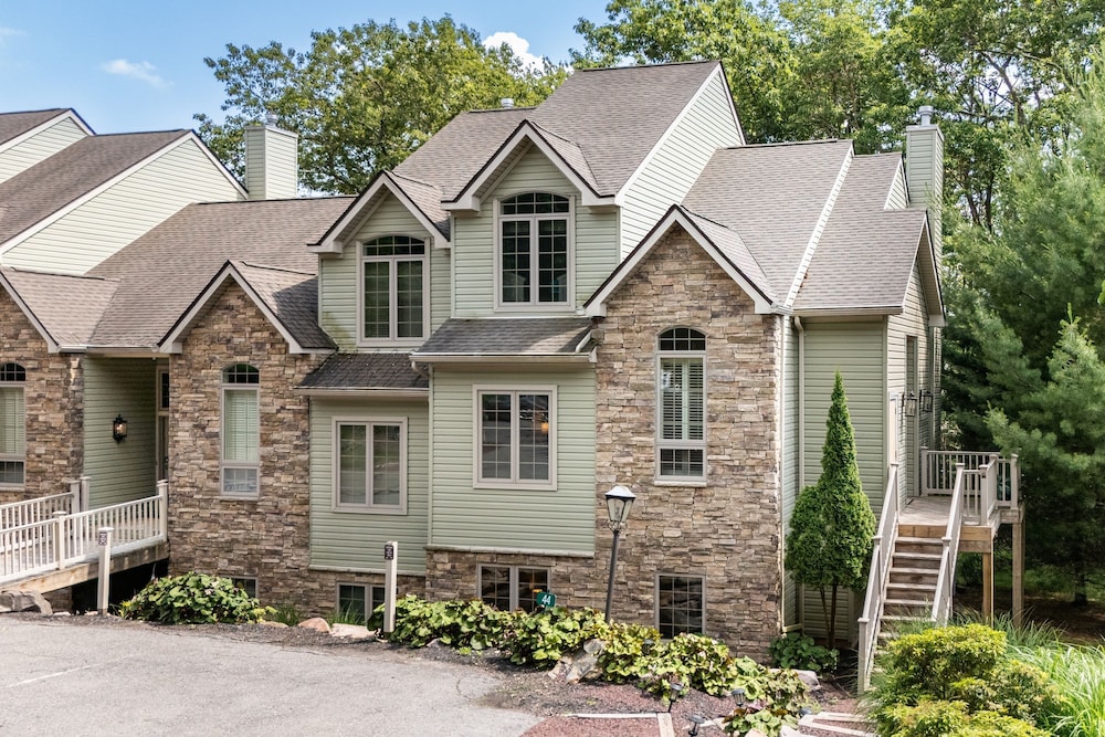 Highland Hideaway by Avantstay Group Poconos Retreat w Patio Game Room