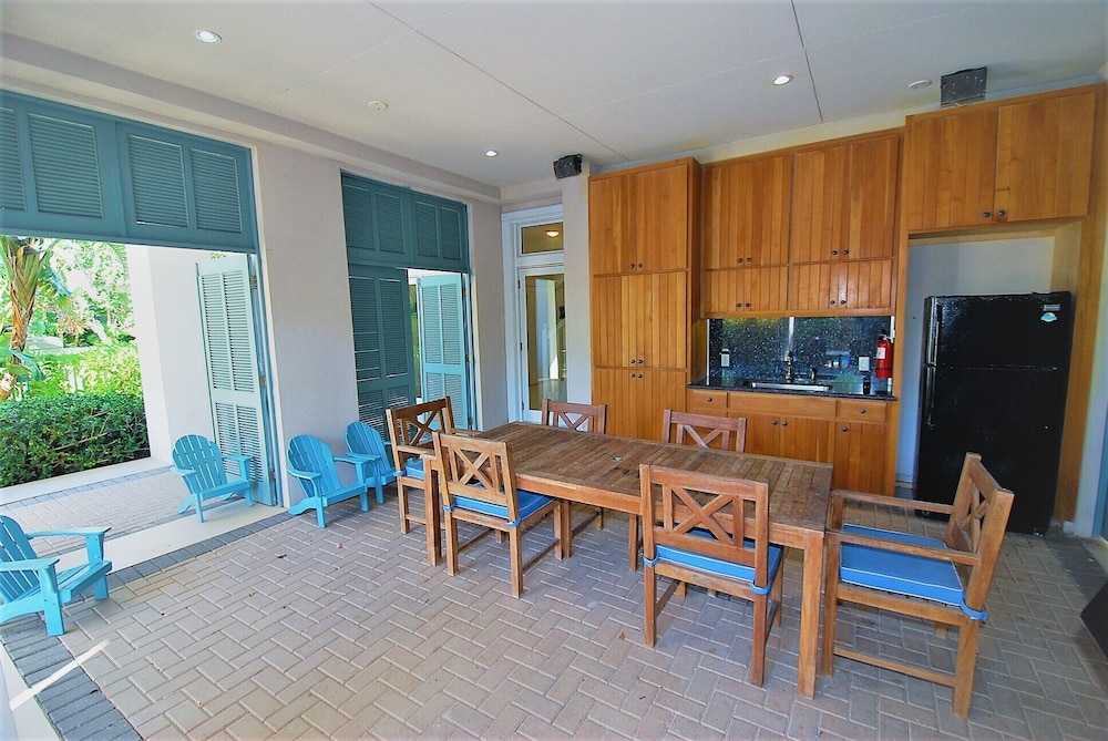 Bella Casa - Private House With Hot Tub 4 Bedroom Home by RedAwning