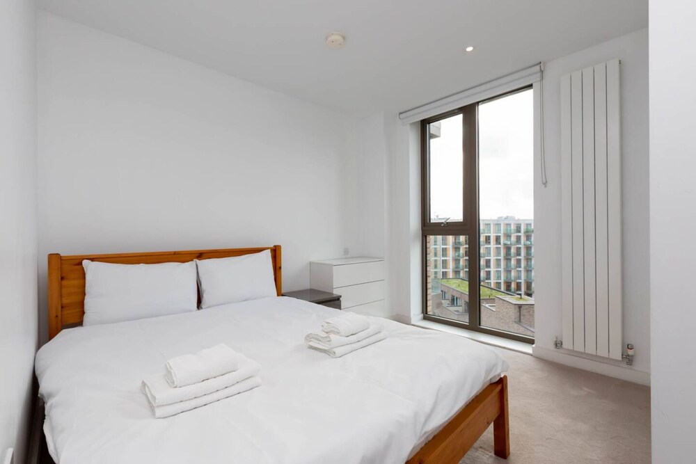 Bright and Modern 2 Bedroom Flat in Royal Wharf