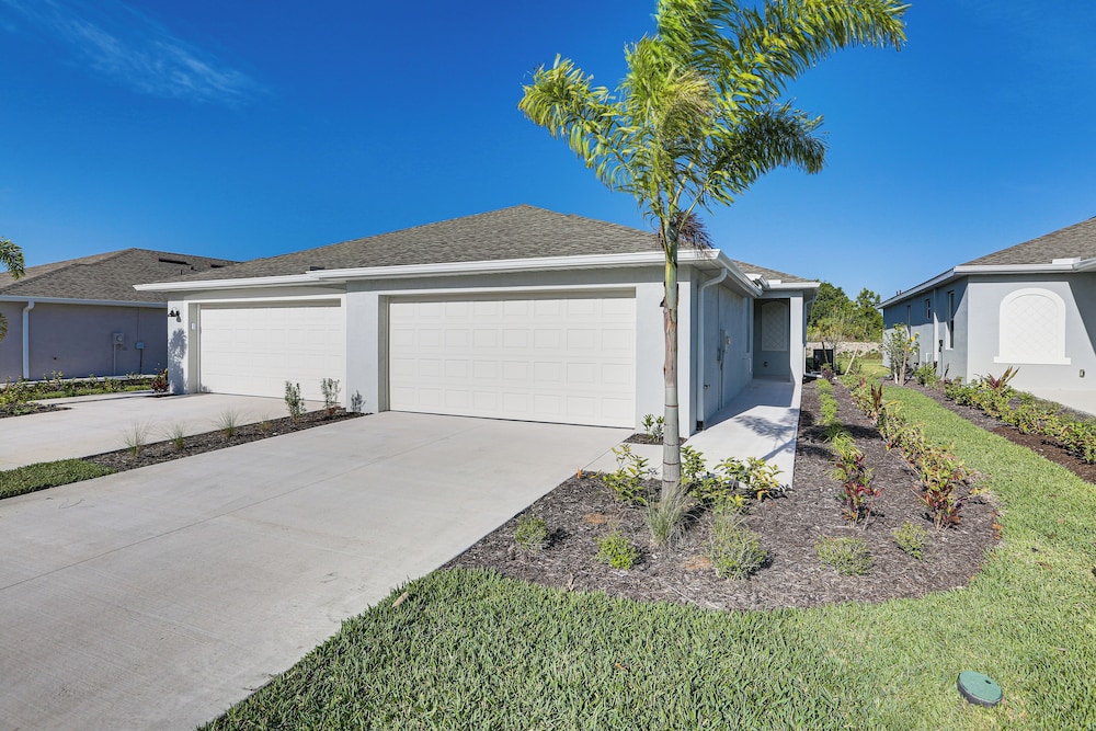 15 Mi to Downtown Fort Myers: Golf Getaway