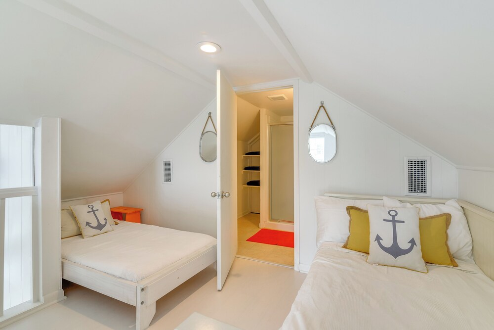 1 Block to Beach: Family Retreat in Galveston!