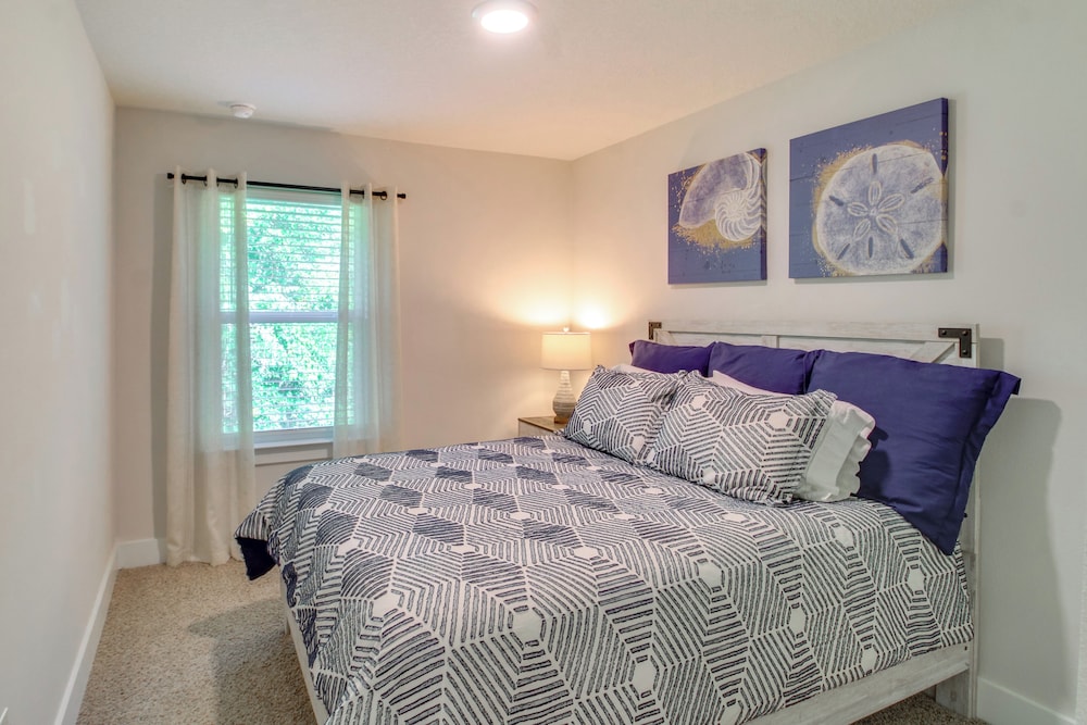 Pensacola Retreat w/ Pool Access, 20 Mi to Beach