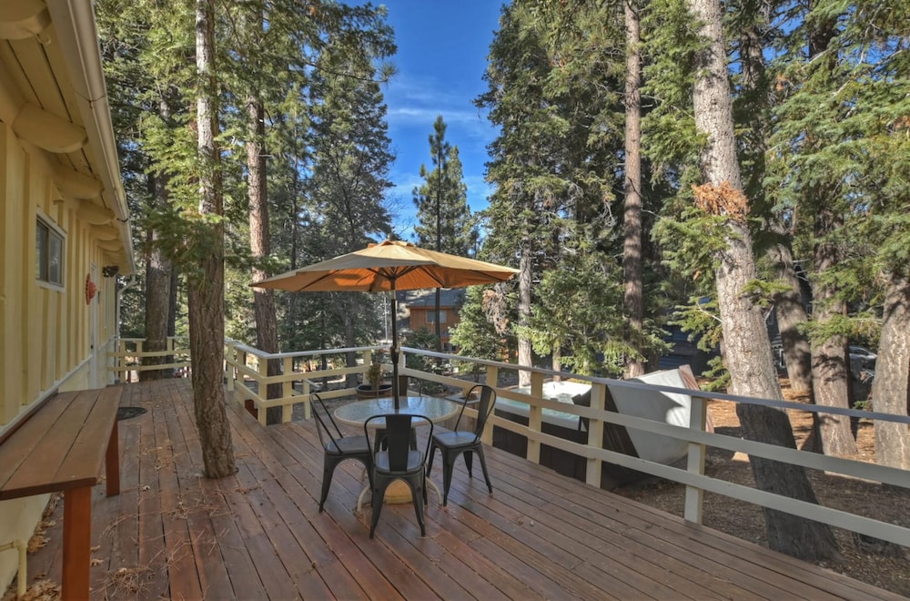 Peaceful Sunshine Chalet with Hot Tub