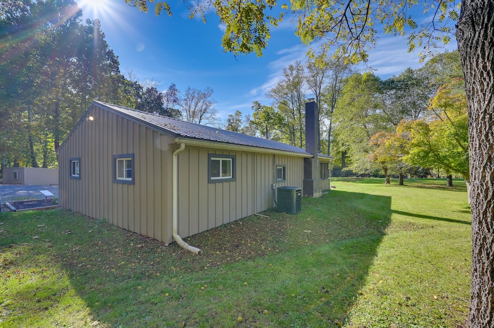Charming Great Cacapon Cabin w/ Screened-in Porch! view 4