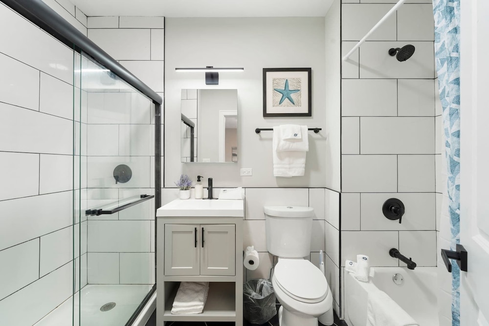 Spacious Pilsen Dual-unit Stay for Large Groups photo 2