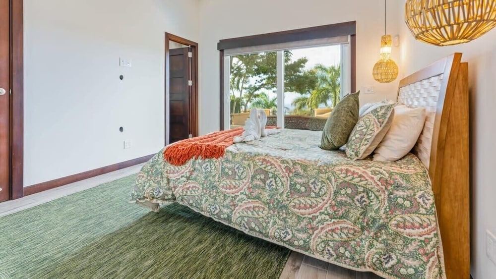 Beautiful House with Sweeping Ocean Views, Modern Design, and a Private Infinity Pool