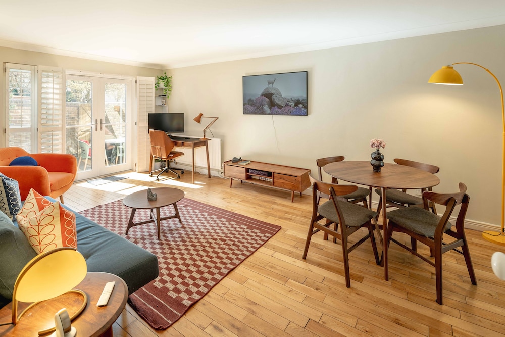 Serene Garden Flat - Steps From Tower Bridge