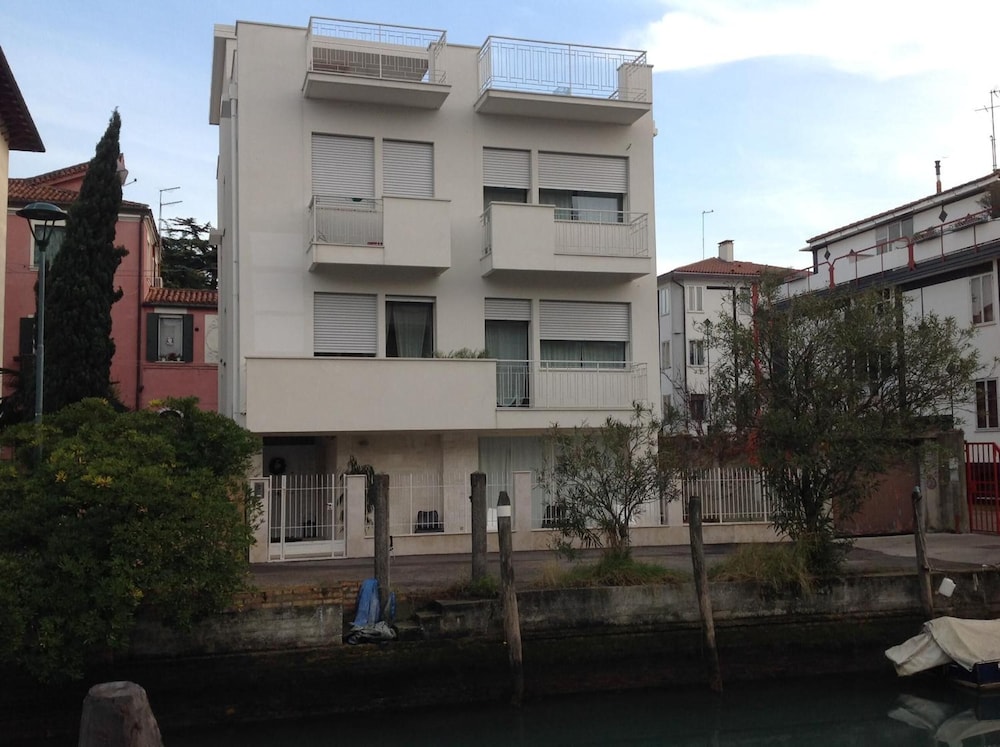 Villa Venice Movie