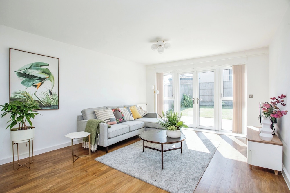 Luxurious 4 BH Home Near Willen Lake Ideal for Families & Business Stays! view 4
