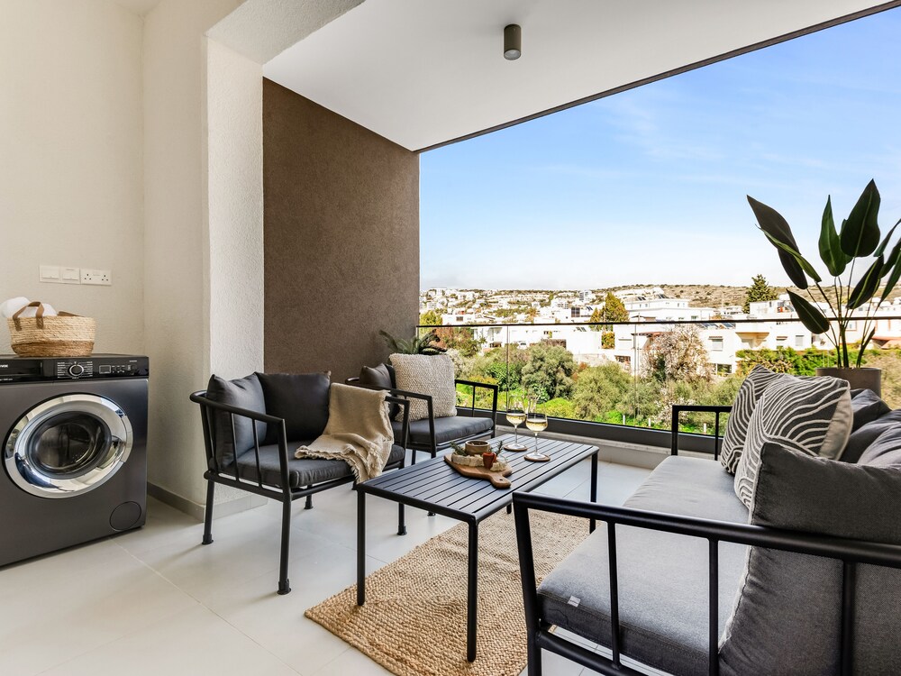 Sanders Triple - Cozy 1-bdr Apt With Balcony