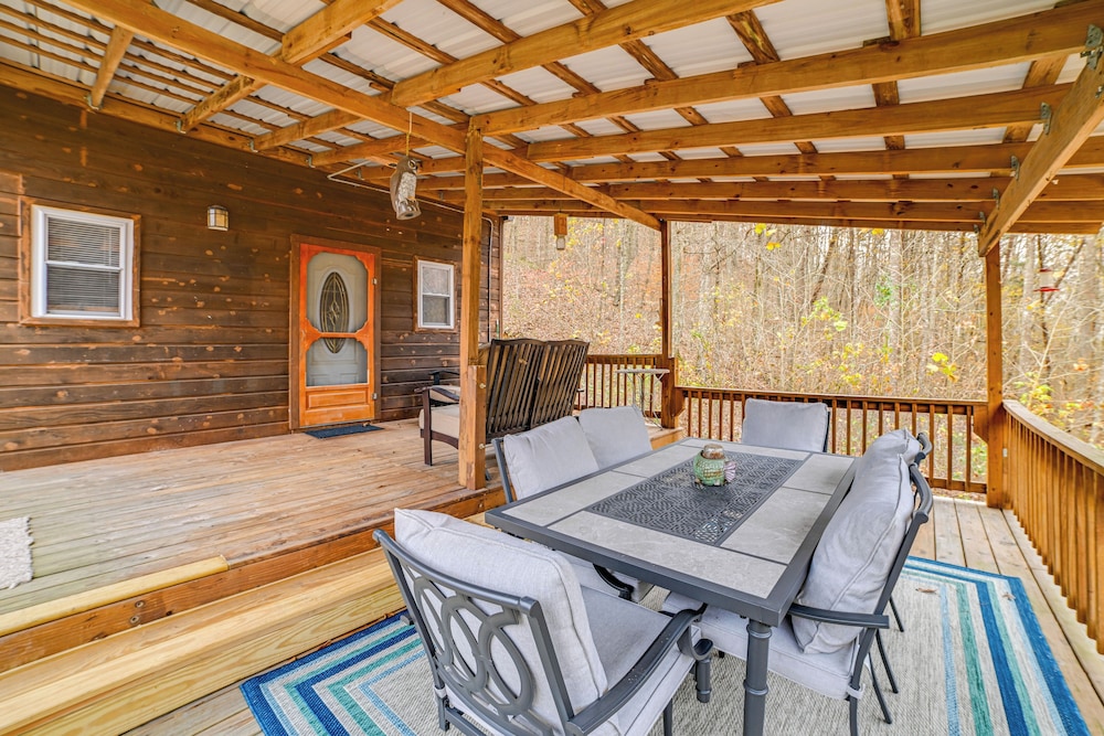 Steps to Kentucky Lake: Cozy Cabin w/ Deck!