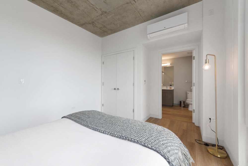 Modern 4BR Free Pkg Near Train Dining