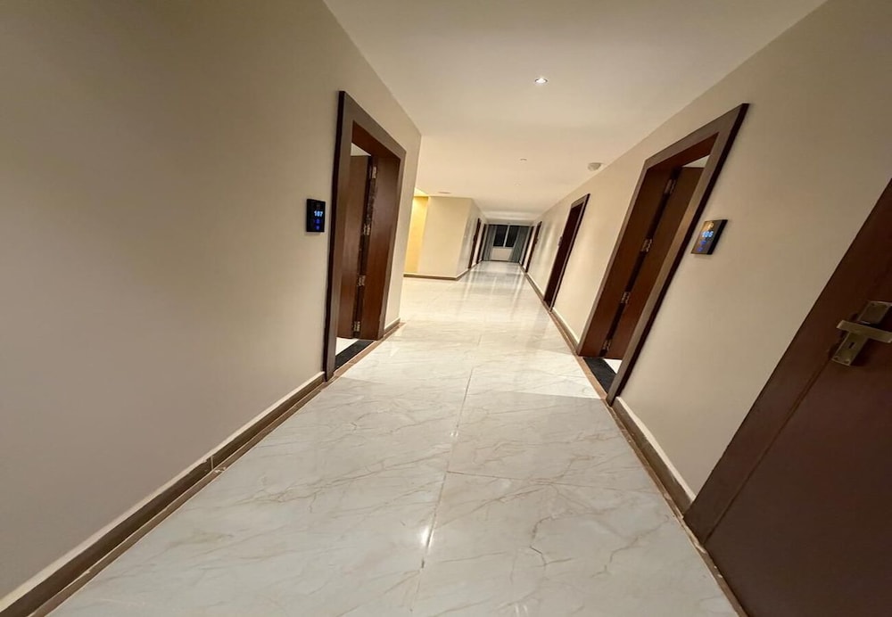 M R SUITES