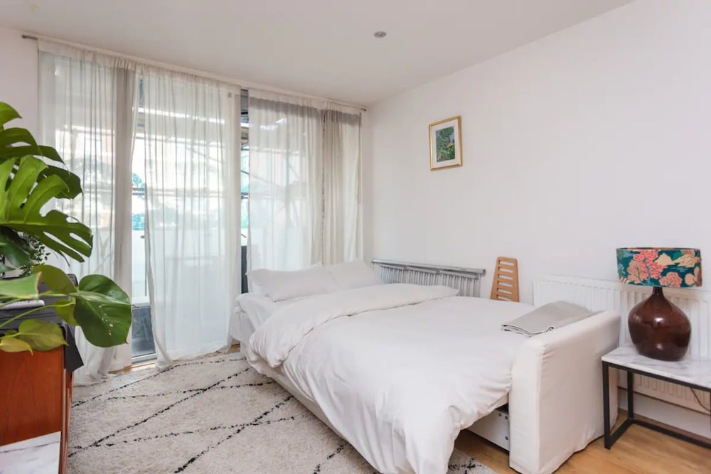 Fantastic 1 Bedroom Apartment in East London With Balcony
