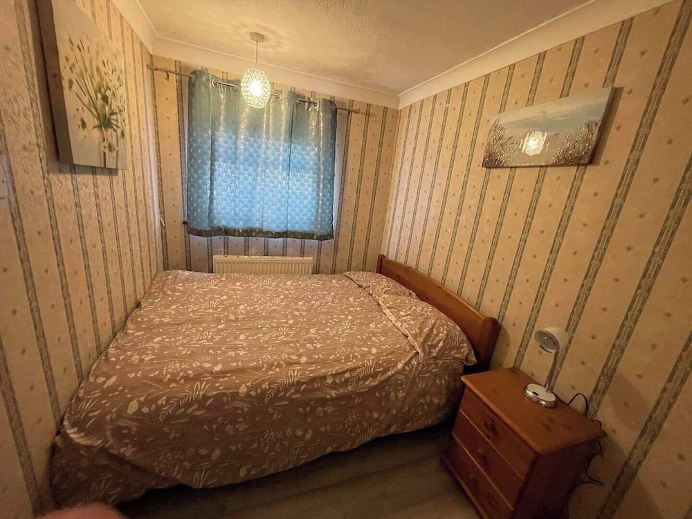 Charming Basildon House With 3 Bedroom Near Town