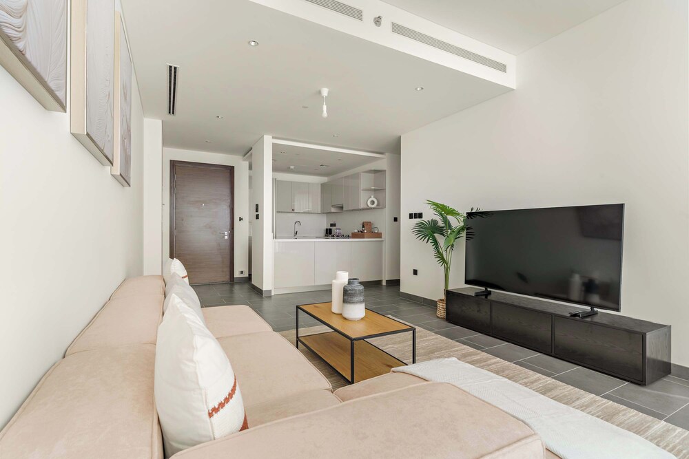 Spacious 2BR in The Crest With Pool and gym