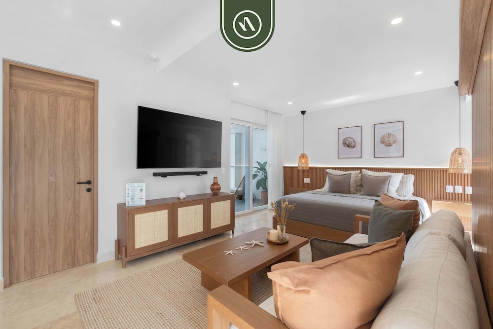 Luxury Oceanfront Studio - Beach - Pools - Gym