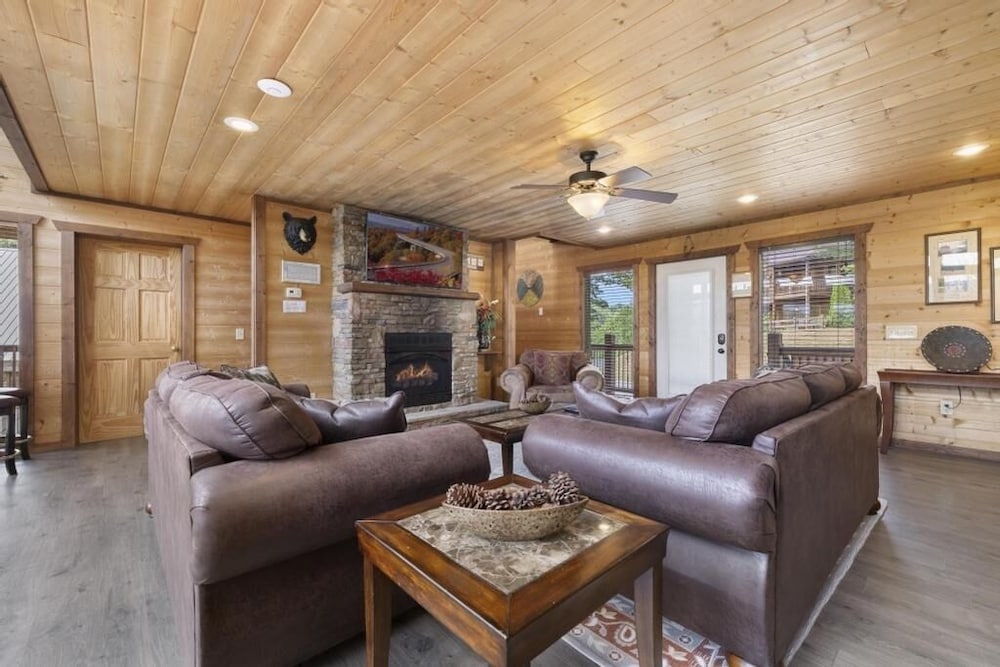 Place of the Blue Smoke - 5 Bedrooms, 5 Baths, Sleeps 16 Home by RedAwning