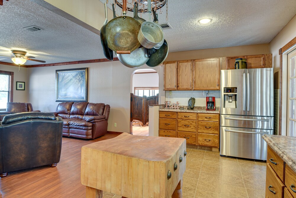 Pet-friendly Texas Home w/ Screened-in Deck view 3