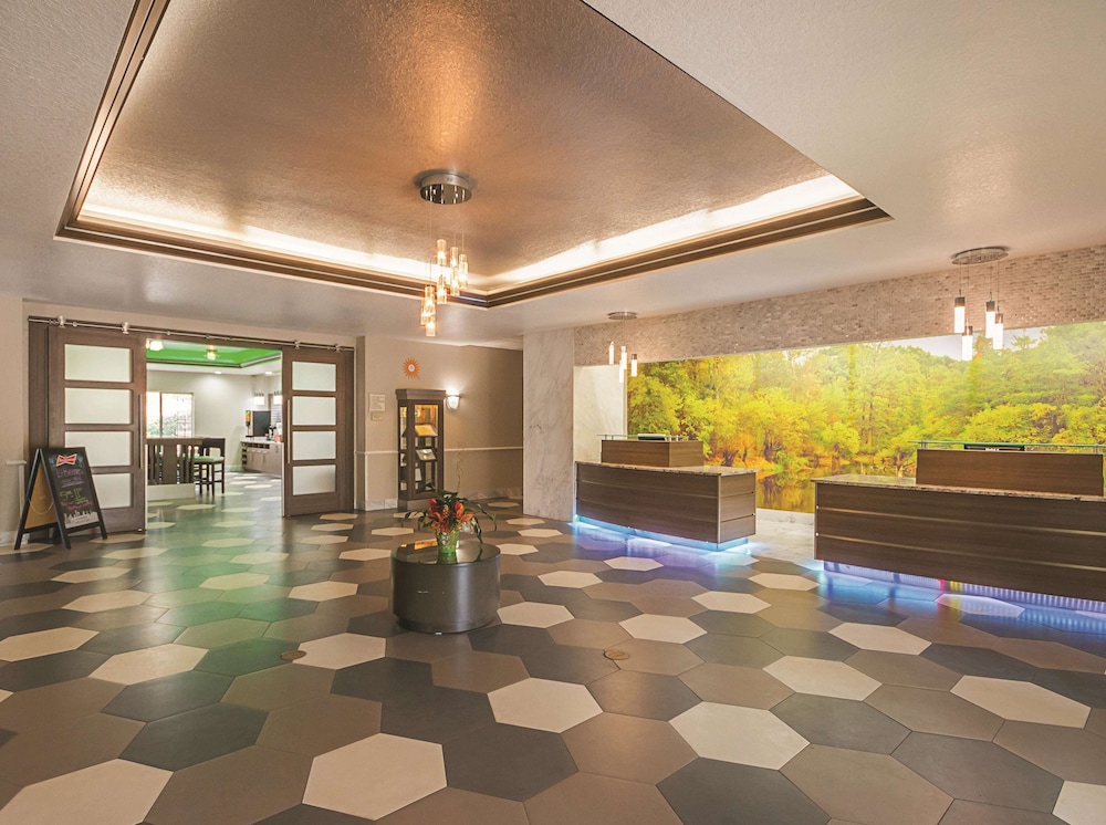 La Quinta Inn Suites by Wyndham Kingwood Houston IAH Airpt - Property Image 36