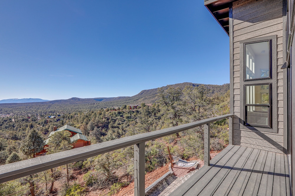 Hot Tub & Panoramic Mtn Views: Pine Retreat!