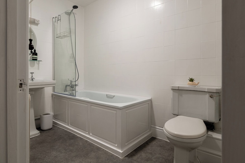 Garden Flat Apartment in Grosvenor Place