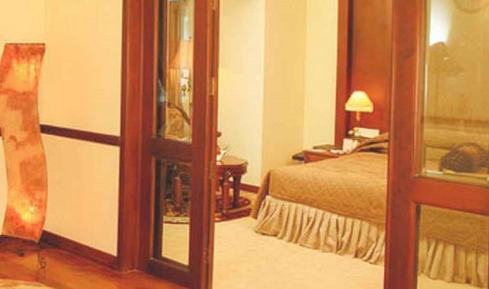 Regant Lake Palace