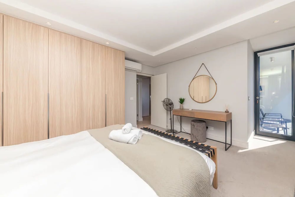 Modern and Bright 1BD APT in Sunny Sea Point view 2