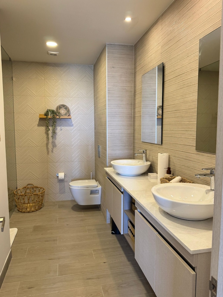 4 Guest 2 Bedrooms Balcony and Shared Pool
