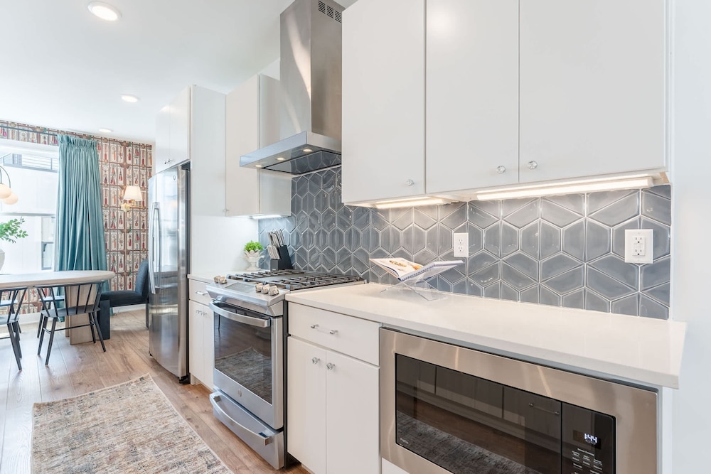 Luxe 4BR Retreat With Hot Tub Skyline Deck