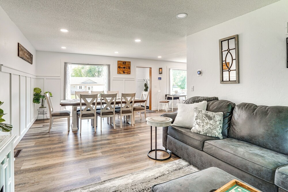 15 Mi to Downtown Sioux Falls: Gem w/ Yard!