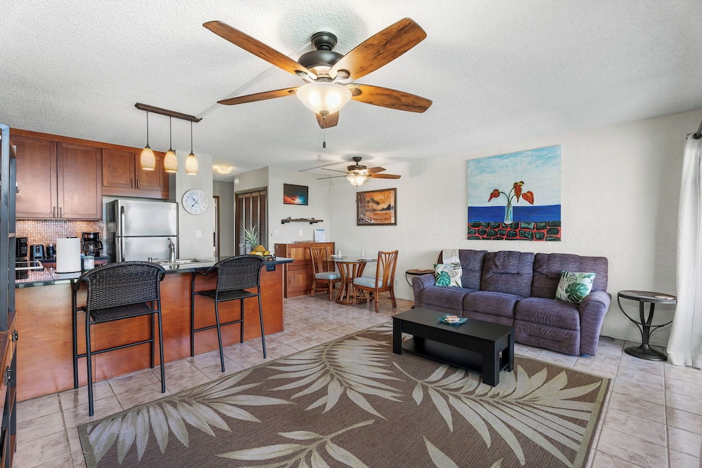 Oceanview Kona Condo - Pool, Lanai, Walk to Town - Vrkcv