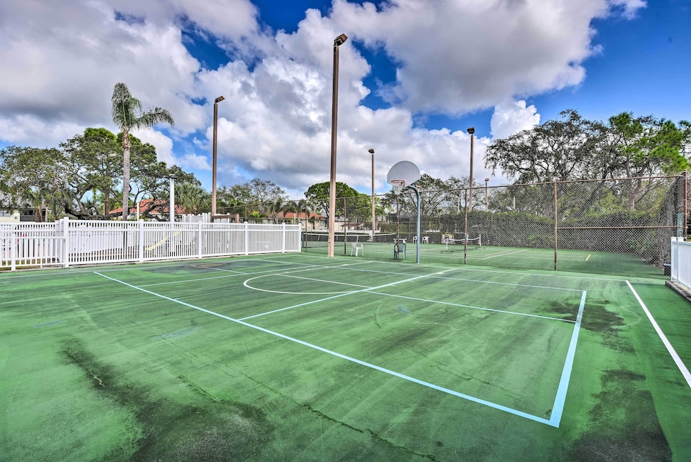 7 Mi to Beach: Condo w/ Pool Access in Bradenton!
