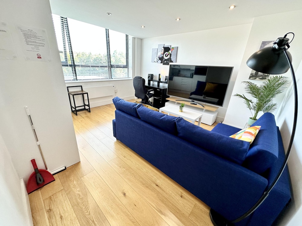 Condo Apartment With Workspace
