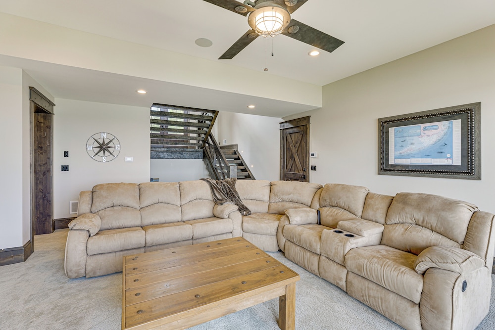 River Views + Wraparound Deck: Dubuque Getaway