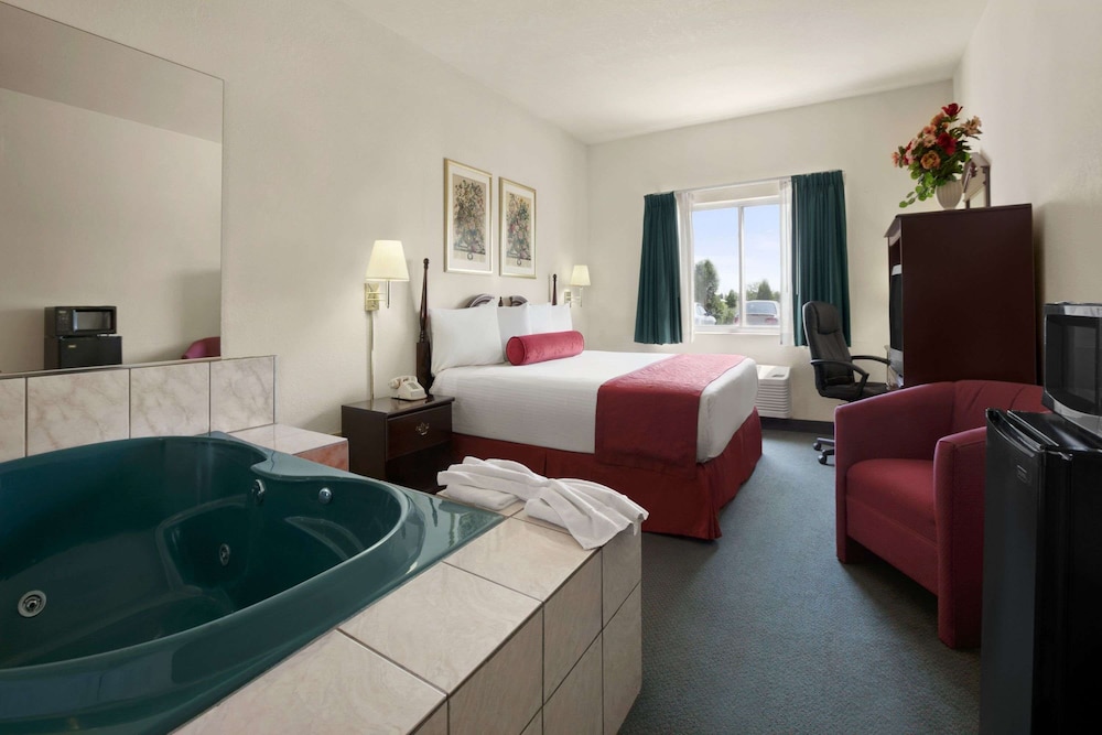 Days Inn & Suites by Wyndham Romeoville view 3