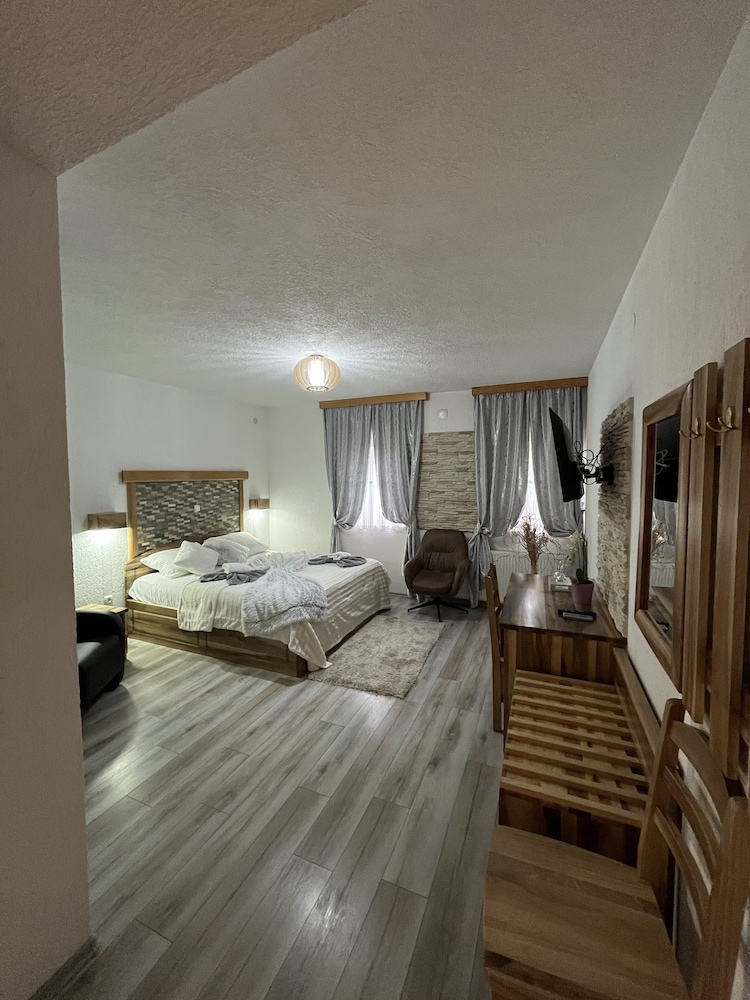 Rustic Inn River 2