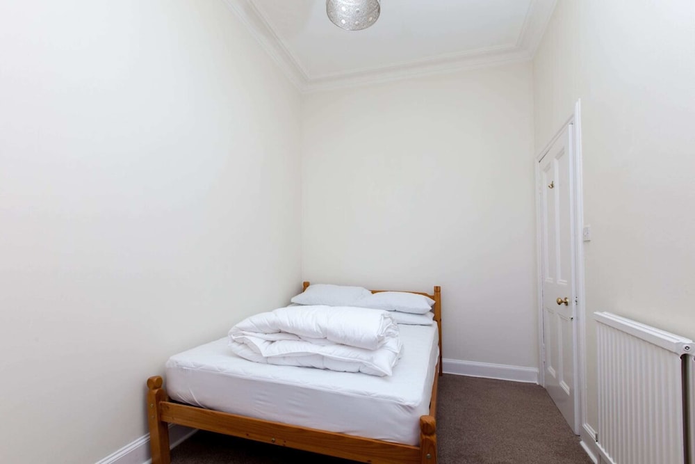 Spacious and Bright Polworth Flat